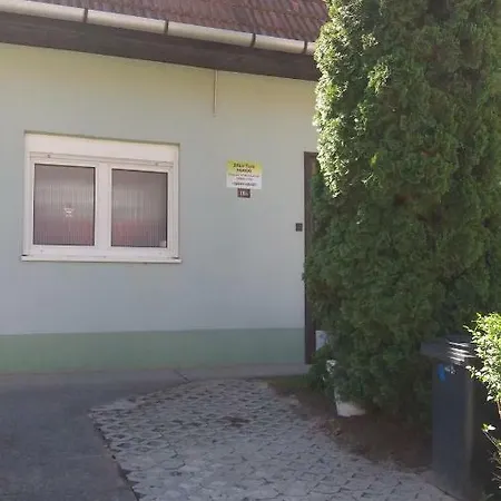 Apartment Zold Tuja Panzio *