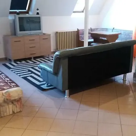 Zold Tuja Panzio Apartment *